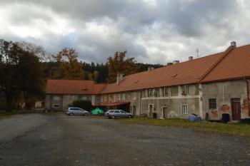 hospodářské budovy zámku (© Jaroslav Špiroch  10/2021)