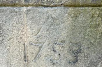 Datace a monogram autora na zadní straně kamenného podstavce (© Jan P. Štěpánek 05/2020)