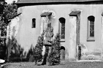 Detail fotografie z roku 1963, která dokládá přítomnost sochy sv. Floriána u kostela sv. Jošta (© SOkA Frýdek-Místek: foto M. Klega)