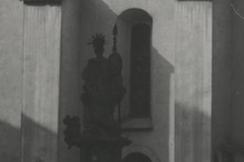 Socha sv. Floriána u kostela sv. Jošta v roce 1957 - všechny kovové atributy jsou na svém místě a stejně tak i kamenný andílek. (SOkA Frýdek-Místek)