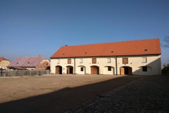 opravná část nádvoří a jedné z budov dvora (© Jan P. Štěpánek 05/2020)