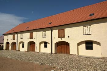 severovýchodní budova dvora (© Jan P. Štěpánek 05/2020)
