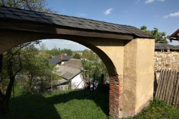 původní zděná brána z dvora k severu (© Jan P. Štěpánek 05/2020)