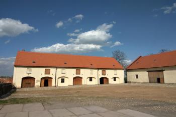 severovýchodní nároží nádvoří dvora (© Jan P. Štěpánek 05/2020)
