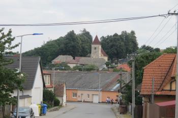 Pohled na místo tvrziště s dnešním kostelem od západu (© Dušan Dohňanský 08/2019)