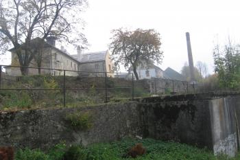 Pohled od jihozápadu, vpravo jediný pozůstatek cihelny (komín) (© Jaroslav Špiroch 09/2018)