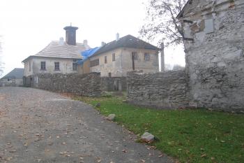 Vlevo nejstarší část zámku, vpravo nejmladší od severozápadu (© Jaroslav Špiroch 09/2018)