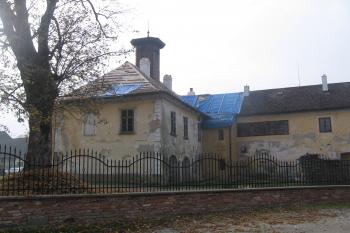 Severní průčelí zámku s věžičkou (© Jaroslav Špiroch 09/2018)