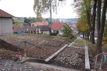 Příchod k tvrzišti od sz. (© Dušan Dohňanský 10/2017)