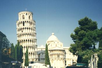 Šikmá věž, zvonice patřící k vedlejší katedrále, v italské Pise (© Pavel Vítek 05/2001)