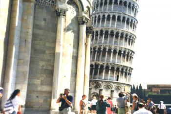Šikmá věž, zvonice patřící k vedlejší katedrále, v italské Pise (© Pavel Vítek 05/2001)