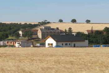Panoramatický pohled na dvůr se zámkem od sv. /vzadu/ (© Dušan Dohňanský 07/2019)