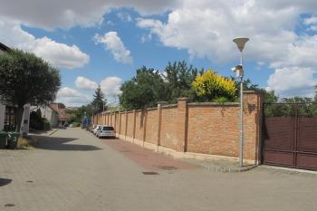 Jánského ulice od sv.  Vpravo byl dvůr, vlevo zámek (© Dušan Dohňanský 07/2019)