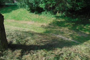 Pohled z jádra do vých. příkopu (© Dušan Dohňanský  07/2021)