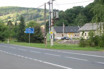 Pohled od východu z cesty na Město Albrechtice (© Dušan Dohňanský 08/2019)