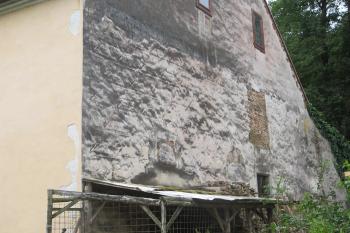 Severní strana mlýna s zdobena psaníčkovým sgrafitem (© Dušan Dohňanský 07/2019)