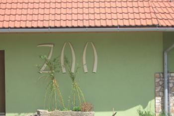 Logo ZOO na hlavní budově (© Jaroslav Špiroch 05/2020)