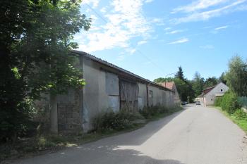 Současná budova skladu přímo na místě zámku /od východu/ (© Dušan Dohňanský 08/2019)