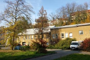 Jižní fronta protáhlého dvojobjektu:  Bývalý panský pivovar se sladovnou (vlevo) upravený později v kanceláře vedení společnosti, dnes ředitelství Slezanu. Vpravo bývalý vodní mlýn, později tkalcovna, dnes kanceláře. (© Jan P. Štěpánek 2019)
