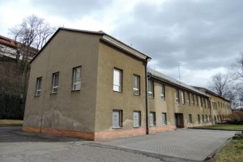 Jižní fronta protáhlého dvojobjektu:  Bývalý panský pivovar se sladovnou (vlevo v popředí) upravený později v kanceláře vedení společnosti, dnes ředitelství Slezanu. Vpravo bývalý vodní mlýn, později tkalcovna, dnes kanceláře. (© Jan P. Štěpánek 2019)