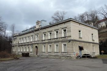Reprezentnativní jižní průčelí vily Adolfa Landsbergera - zámečku (© Jan P. Štěpánek 2019)