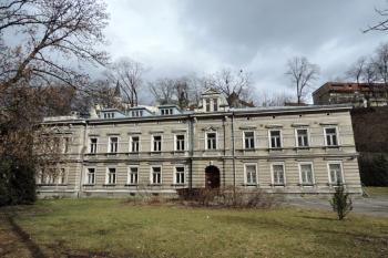 Reprezentnativní jižní průčelí vily Adolfa Landsbergera - zámečku (© Jan P. Štěpánek 2019)