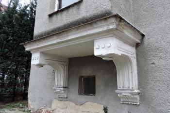Detail ozdobných konzol arkýře jedné z kancelářských budov (© Jan P. Štěpánek 2019)