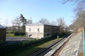 Pohled na Landsbergerovi vilu (zámeček) přes trať (© Jan P. Štěpánek 2019)