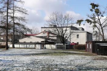 Celkový pohled na tovární část areálu přes bývalý park. (© Jan P. Štěpánek 2010)