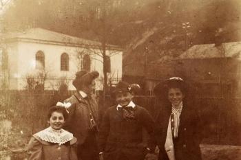 Děti Adolfa Landbergera Terezie, Alfréd a Anna se svou matkou Mariannou ve Frýdku. Před rokem 1903 (© Sasha Meyer)
