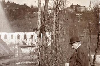 Adolf Landsberger při kontrole areálu. Před r. 1914 (© Sasha Meyer)