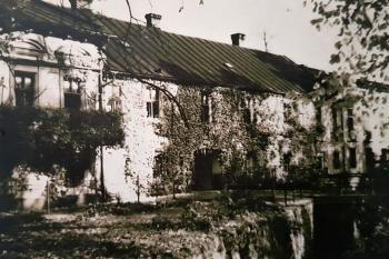 Historický pohled na dvojblok kancelářské budovy (bývalý pivovar) a tkalcovny (bývalý vodní mlýn). Přibližně v polovině 20. století (© Sasha Meyer)