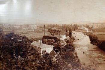 Pohled na areál a dolní část Frýdku kolem řeky z vyhlídky u frýdeckého zámku. Přelom 19. a 20. století (© SOkA Frýdek-Místek)