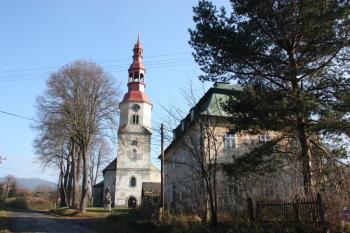 Kostel a bývalá fara od západu ( © Ivan Grisa 11/2011)