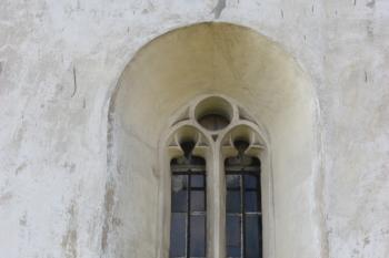 Okno s gotickou kružbou ve východní stěně závěru ( © Ivan Grisa 11/2011)