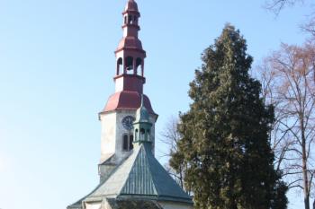 Kostel a výklenková kaplička od východu ( © Ivan Grisa 11/2011)