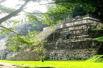 Mayská archeologická lokalita Palenque v Mexiku (© Pavel Vítek 07/2003)