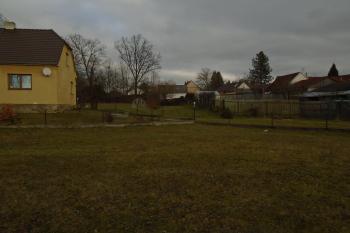 obytný dům se zahradou, stojící přímo v tvrzišti (pohled z jihu); vpravo v průběhu dřevěného plotu až po skleník zachován mělký příkop (© Jaroslav Špiroch  12/2021)