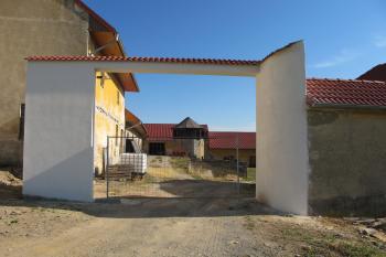 Zrekonstruovaný vjezd do dvora na jihu, vlevo zámek. (© Dušan Dohňanský 07/2018)