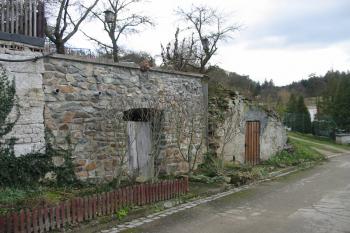 Západní hranice tvrziště, které se nachází vlevo nad sklípky (© Dušan Dohňanský 12/2018)