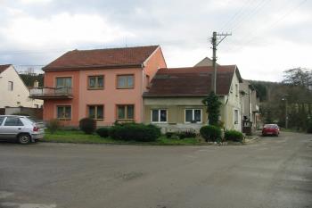 čp.3 v jehož zehradě se tvrziště nachází (© Dušan Dohňanský 12/2018)