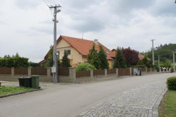 Příjezd k areálu od východu (© Dušan Dohňanský 07/2019)