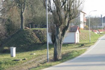 Pohled na zápední konec hřebene, na němž tvrz stála (© Dušan Dohňanský 11/2018)