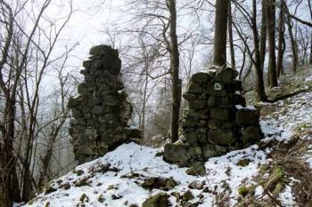 Torzo první hradní brány (©2003 Jiří Čížek)