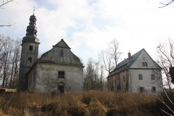 Kostel a bývalá fara od západu ( © Ivan Grisa 11/2011)