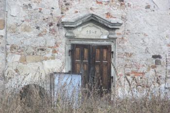 Západní portál s datem poslední opravy kostela ( © Ivan Grisa 11/2011)