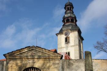 Vstupní portál na bývalý hřbitov s torzem svatojánského sloupu (© Ivan Grisa 11/2011)