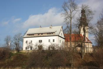 Kostel a bývalá fara od jihu ( © Ivan Grisa 11/2011)