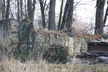 Reliéf s Pietou ze 17. století a část současného inventáře bývalého hřbitova (© Ivan Grisa 11/2011)