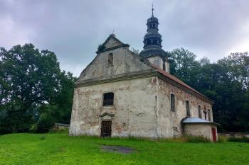 západní průčelí kostela s hlavním vchodem (© Stanislav Drda  07/2025)